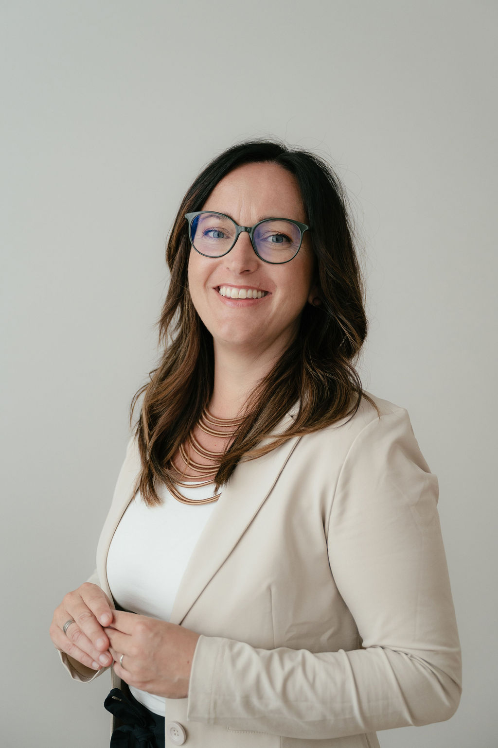 Portraitfoto von Frau Daniela Reisner, beiger Blazer und aufrechte Haltung