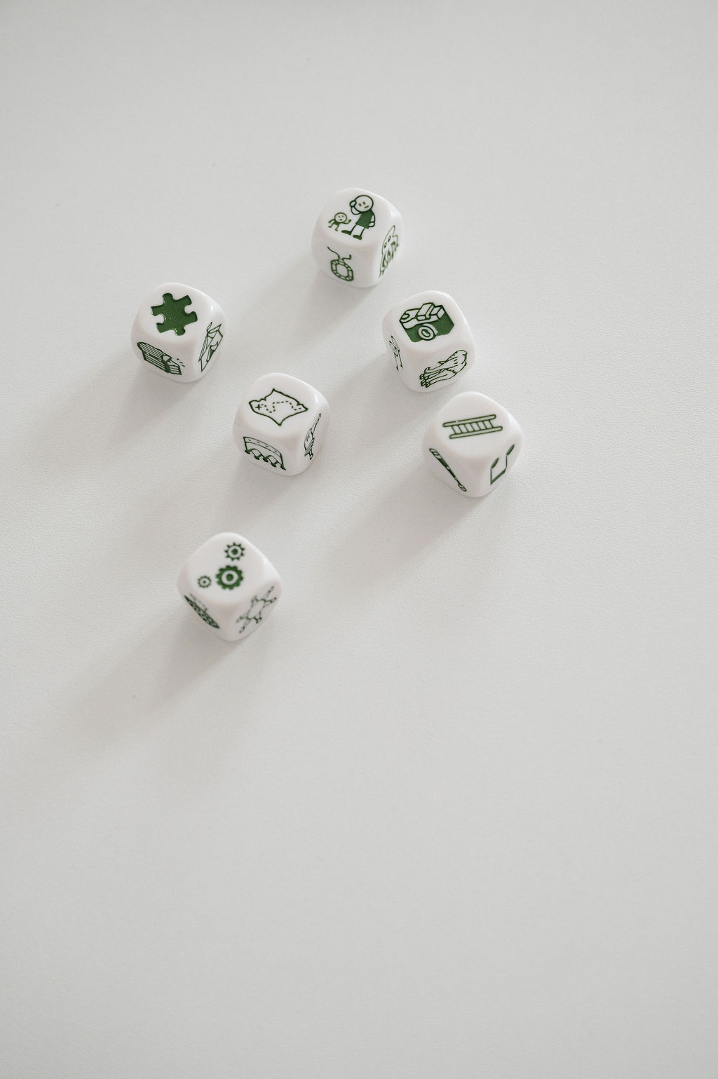 Weißer Tisch mit sechs Würfeln (Spiel im Bereich Kommunikation) daraufliegend