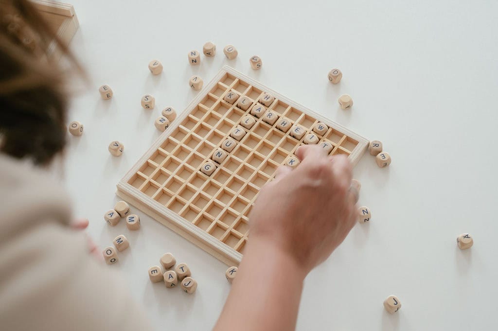 Klarheit und Wirkung = stage:ready, ein Scribble Spiel mit Begriffen, wo gerade Daniela Reisner Buchstaben einsortiert.